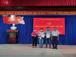 UBND phường Điện Nam Bắc tổ chức Lễ trao Giấy chứng nhận  kết hôn cho công dân