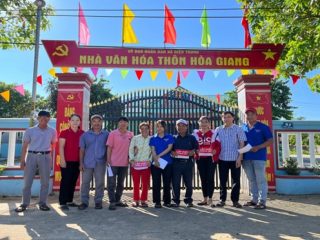 Điện Trung phối hợp với các ban, ngành đoàn thể xã, thôn và đơn vị Viettel Quảng Nam tuyên truyền, hướng dẫn mô hình “Thanh toán không dùng tiền mặt”